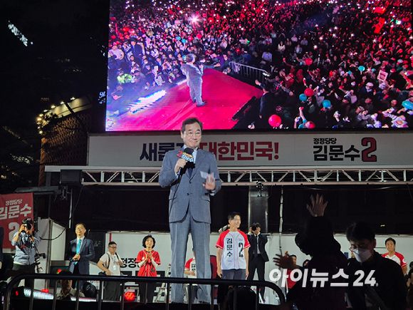 이낙연 새미래민주당 상임고문이 2일 서울 중구 시청광장에서 열린 김문수 국민의힘 대선 후보 파이널 유세에서 발언하고 있다. [사진=유범열 기자]