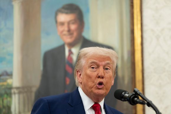 트렌스젠더 학생의 출전을 금지하지 않으면 자금 지원을 끊겠다는 도널드 트럼프 미국 대통령의 경고에도, 트렌스젠더 고교생이 육상대회에서 우승을 차지해 논란이 되고 있다. 사진은 트럼프 대통령이 지난 28일 미국 워싱턴 DC 백악관 집무실에서 콜롬비아 특별구의 미국 임시 검사인 제닌 피로 선서식에서 연설하고 있는 모습. [사진=EPA/연합뉴스]