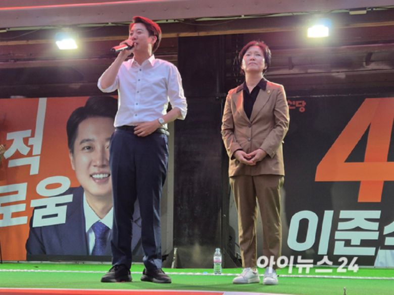 더불어민주당 소속 육정미(오른쪽) 시의원이 2일 이준석 개혁신당 대선 후보의 대구 수성구 수성못 상화동산에서 진행된 마지막 유세에 동참하고 있다. [사진=김주훈 기자]