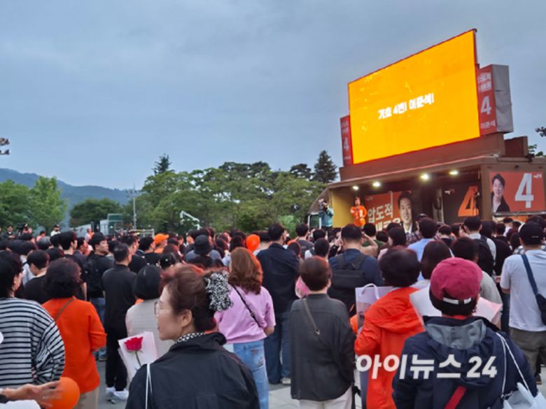 이준석 개혁신당 대선 후보가 2일 대구 수성구 수성못 상화동산에서 마지막 유세를 펼치고 있다. [사진=김주훈 기자]