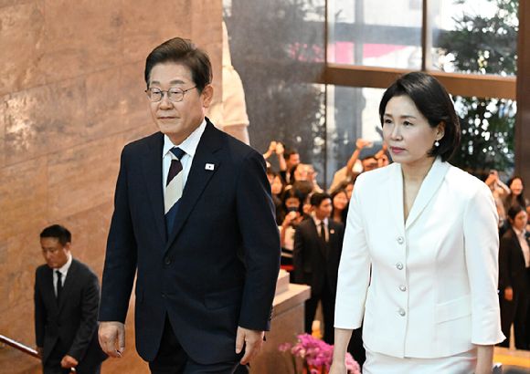 미국 백악관이 이재명 대통령의 당선 이후 낸 첫 메시지에서 중국을 언급했다. 사진은 이 대통령과 김혜경 여사가 4일 서울 여의도 국회에서 열린 제21대 대통령 취임선서식에 자리해 있는 모습. [사진=국회시잔취재단]