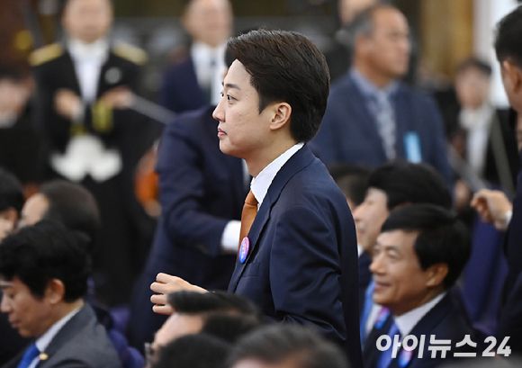 이준석 개혁신당 의원이 4일 오전 서울 여의도 국회의사당에서 열린 제21대 대통령 취임선서에 참석하고 있다. [사진=곽영래 기자]