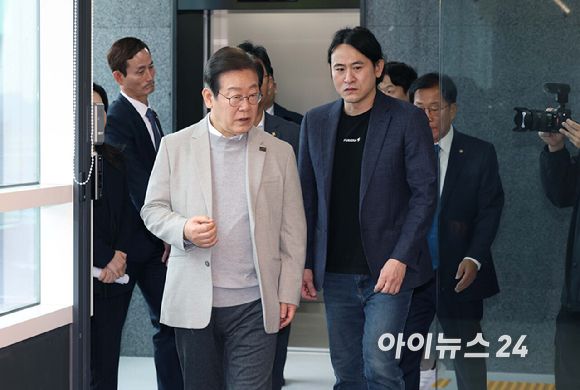 이재명 대통령(당시 더불어민주당 대선 예비후보)이 지난 4월 14일 서울 강남구 퓨리오사AI를 찾아 백준호 대표에게 서버에 관한 설명을 듣고 있다. [사진=국회사진취재단]