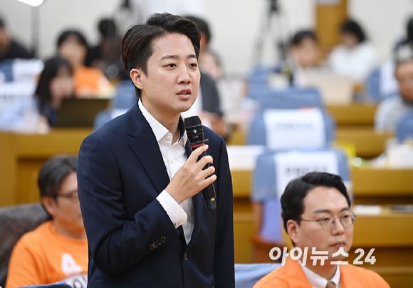 이준석 개혁신당 대선후보가 3일 서울 여의도 국회 의원회관에 마련된 제21대 대통령선거 개표상황실을 방문해 입장을 밝히고 있다. [사진=곽영래 기자]