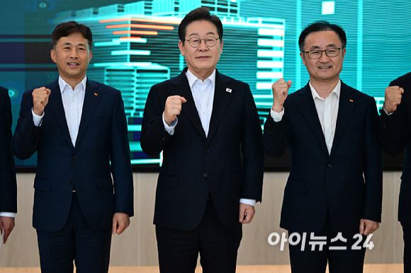 이재명 대통령(당시 더불어민주당 대선 후보)이 곽노정 SK하이닉스 대표이사 사장 등 참석자들과 지난 4월 28일 오후 경기도 이천시 SK하이닉스 이천캠퍼스에서 'K-반도체' AI메모리반도체 기업 간담회에 앞서 기념촬영을 하고 있다. [사진=국회사진취재단]