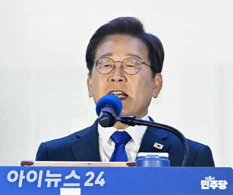 제21대 대통령 당선이 확실시 되는 이재명 더불어민주당 대선 후보가 4일 서울 여의도 국회 정문 앞에 마련된 개표방송 야외무대에서 연설을 하고 있다. [사진=곽영래 기자]
