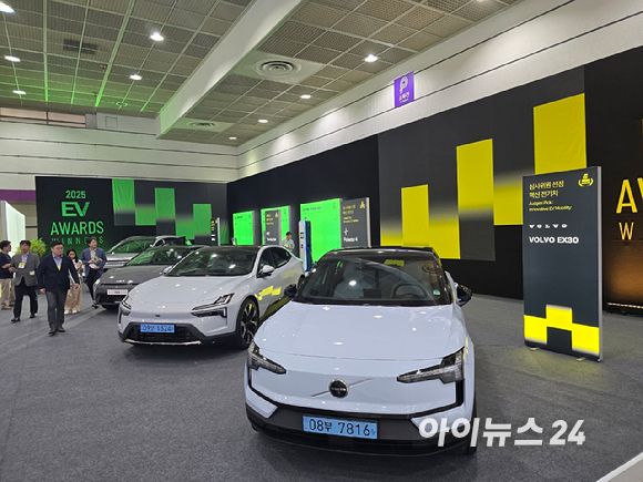 지난 3일부터 오는 5일까지 서울 코엑스에서 열리는 'EV 트렌드 코리아 2025'에 전시된 '제4회 EV 어워즈 2025' 수상 차량과 충전기. [사진=김종성 기자]