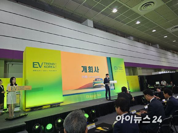 안세창 환경부 기후탄소정책실장이 4일 서울 코엑스에서 열린 'EV 트렌드 코리아 2025' 개막식에서 개회사를 하고 있다. [사진=김종성 기자]