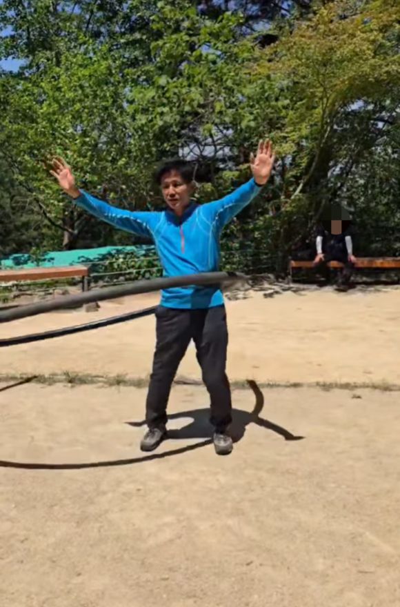제21대 대통령 선거에서 패배한 김문수 전 국민의힘 대선 후보가 일상으로 복귀했다. 사진은 김 전 후보가 훌라후프를 하는 모습. [사진=김재원 전 국민의힘 최고위원 페이스북]