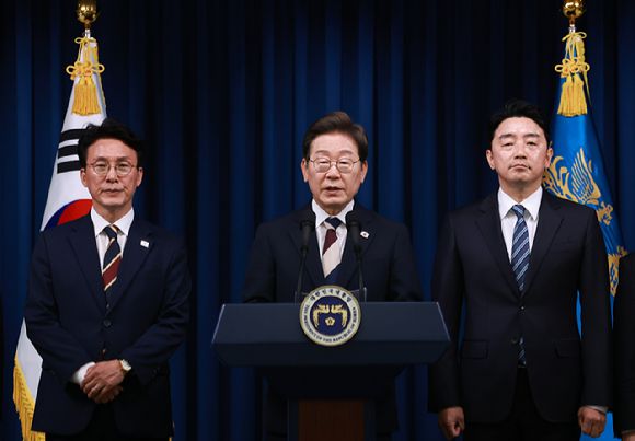 이재명 대통령이 4일 서울 용산 대통령실 청사에서 국무총리 후보자로 김민석 의원(왼쪽), 대통령비서실장으로 강훈식 의원 등 첫 인선을 발표하고 있다. [사진=연합뉴스]