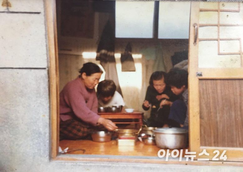 제21대 대통령 선거에서 당선을 확정지은 이재명 더불어민주당 대선 후보가 1980년 성남으로 이사온 지 4년 만에 지하를 벗어나 처음 1층으로 이사한 날. 가족들과 밥 나누어 먹는 장면. [사진=이재명 후보 측 제공. DB 및 재판매 금지]