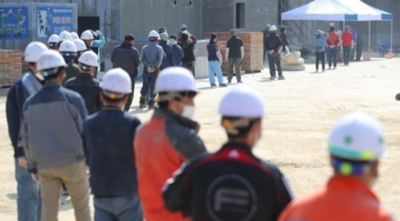 건설현장 외국인근로자들. [사진=연합뉴스]