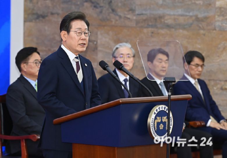 이재명 대통령이 4일 오전 서울 여의도 국회 로텐더홀에서 취임선서를 하고 있다. [사진=곽영래 기자]