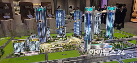 포스코이앤씨가 용산정비창 전면1구역에 제안한 단지 모형도. [사진=이수현 기자]