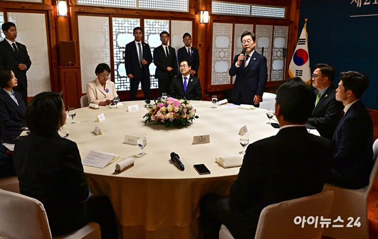 이재명 대통령이 4일 오전 국회 사랑재에서 국회의장과 정당대표와의 오찬에 참석해 인사말을 하고 있다.  우원식 국회의장, 김용태 국민의힘 비상대책위원장, 천하람 개혁신당 당 대표 권한대행, 용혜인 기본소득당 대표, 한창민 사회민주당 대표, 김재연 진보당 상임대표, 김선민 조국혁신당 당 대표 권한대행, 박찬대 더불어민주당 원내대표 겸 당 대표 직무대행(이 대통령 오른쪽 시계방향으로) [사진=국회사진취재단]