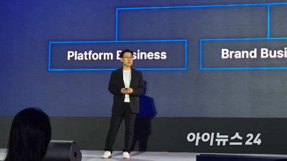 박준모 무신사 대표가 글로벌 시장 진출 전략에 대해 설명하고 있다.