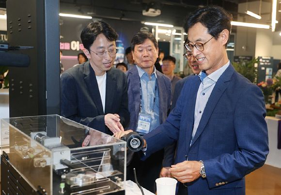 (오른쪽) 진종욱 한국자동차연구원 원장이 10일 서울 강남구 코엑스에서 열린 '제20회 자산어보' 행사에서 참여 업체의 제품을 살펴보고 있다. [사진=한국자동차연구원]