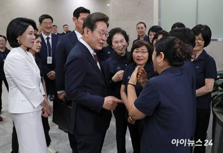 제21대 대통령 취임식이 열린 4일 오전 서울 여의도 국회에서 이재명 대통령이 취임식을 마친뒤 청소근로자들과 인사를 하고 있다. [사진=국회시잔취재단]