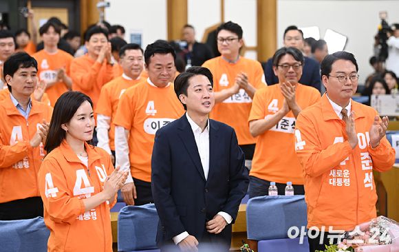 이준석 개혁신당 대선후보가 지난 3일 서울 여의도 국회 의원회관에 마련된 제21대 대통령선거 개표상황실을 방문해 입장을 밝히고 있다. [사진=곽영래 기자]