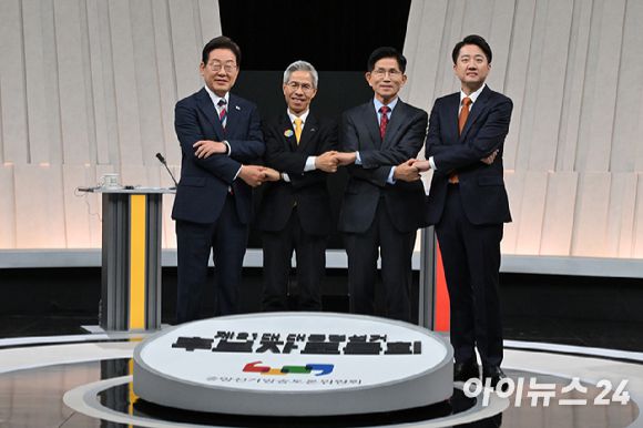 더불어민주당 이재명(왼쪽부터), 민주노동당 권영국, 국민의힘 김문수, 개혁신당 이준석 대선 후보가 지난달 27일 서울 마포구 상암동 MBC 스튜디오에서 진행된 정치 분야 TV토론회에서 기념촬영을 하고 있다. [사진=국회사진기자단]