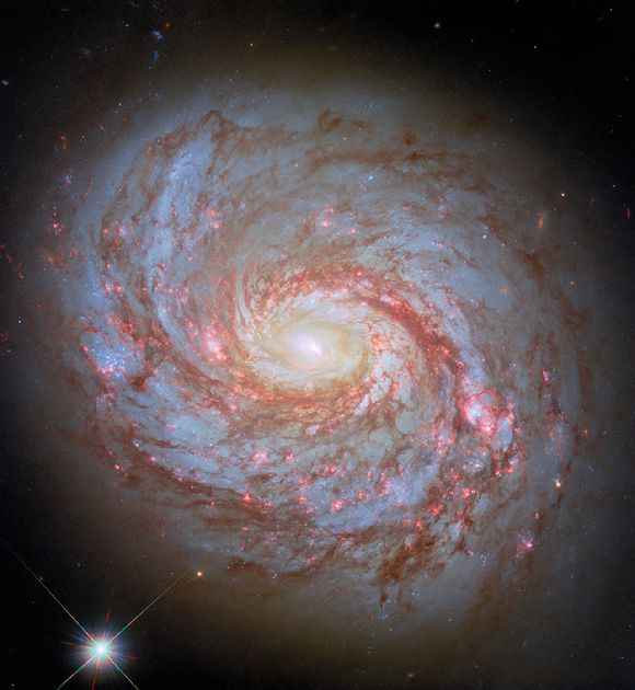 나선 은하 M77. 고래자리에 있으며 지구에서 4500만 광년 떨어져 있다. [사진= NASA/ESA]