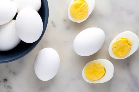 아보카도와 달걀을 함께 먹으면 남성호르몬 증진에 좋다는 전문가의 의견이 나왔다. 사진은 삶은 달걀. [사진=Simply Recipes]
