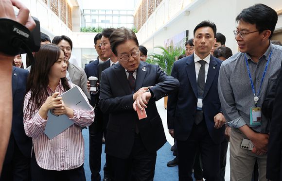 이재명 대통령이 지난 10일 서울 용산 대통령실 청사에서 시계를 보며 이동하고 있다. 이 대통령은 이날 직원 식당에서 참모들과 점심 식사를 한 뒤 마주친 출입기자과 셀카를 찍기도 했다. 2025.6.10 [사진=연합뉴스]