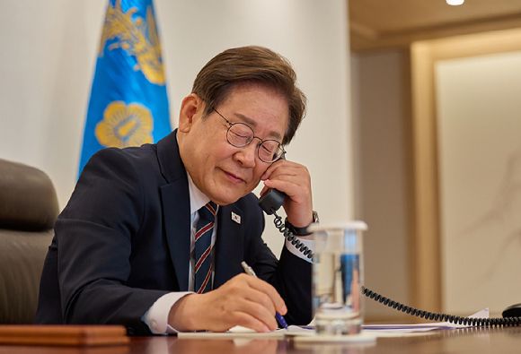 이재명 대통령이 9일 서울 용산 대통령실에서 이시바 시게루 일본 총리와 전화 통화를 하고 있다. 2025.6.9  [사진=대통령실]