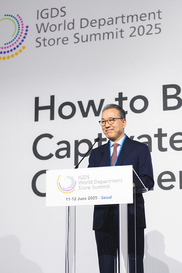 롯데백화점이 IGDS와 함께 공동 주최한 'WDSS 2025'의 개회사에 나선 정준호 롯데백화점 대표. [사진=롯데백화점]