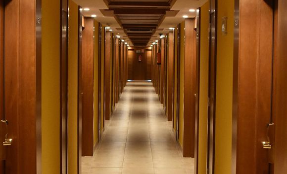 전화금융사기(보이스피싱) 수법에 속아 모텔에서 나오지 않던 20대 여성이 금전적 피해를 입기 직전에 구출된 사연이 뒤늦게 알려졌다. 사진은 본 기사 내용과 무관. [사진=픽셀스]