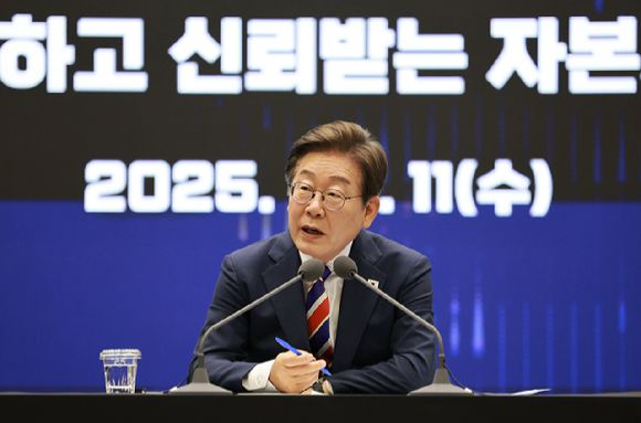 방송인 박명수가 이재명 대통령에게 탈모인들의 고민을 해결해달라고 부탁했다. 사진은 이재명 대통령이 지난 11일 서울 영등포구 한국거래소에서 열린 주식시장 불공정거래 근절을 위한 현장 간담회에서 참석자 질문에 답하고 있는 모습. [사진=연합뉴스]