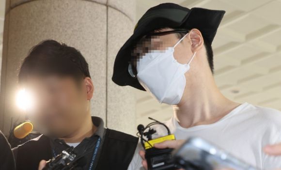 일본도를 휘둘러 이웃 주민을 살해한 30대 남성이 2심에서도 무기징역을 선고받았다. 사진은 은평구의 한 아파트에서 이웃 주민에게 일본도를 휘둘러 숨지게 한 혐의로 경찰에 긴급 체포된 백 모씨가 구속 전 피의자 심문(영장실질심사)을 받기 위해 지난해 8월 서울 마포구 서울서부지법으로 들어서고 있는 모습. [사진=연합뉴스]