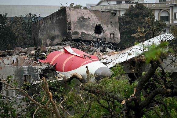 13일 인도 아메다바드 공항 인근 주택가에 추락한 에어인디아 171편의 잔해 모습. [사진=AFP 연합뉴스]