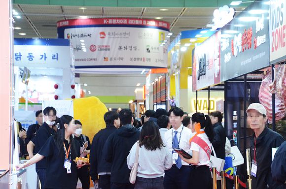 서울 코엑스에서 열린 제58회 IFS 프랜차이즈 창업 산업 박람회 참관객들이 부스를 둘러보고 있다. [사진=한국프랜차이즈산업협회]