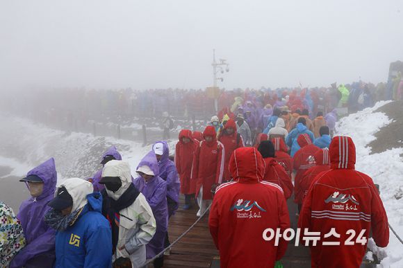 11일 백두산 북파지역에서 비안개에 모습을 감춘 백두산 천지의 모습. 이날 기온은 7도 정도였지만, 강하게 부는 비바람에 체감온도는 영하권에 가까웠다. [사진=정소희 기자]