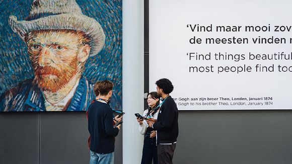 반고흐 미술관의 오디오 가이드 기기로 사용되는 갤럭시 S25+를 사용 중인 모습. [사진=삼성전자]