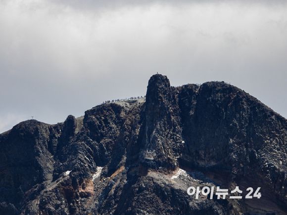 12일 오전 중국 지린성 연변 조선족 자치주 백두산 서파에서 바라본 북한령인 동파지역의 모습. [사진=정소희 기자]