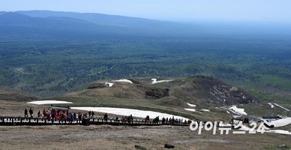 관광객들이 12일 중국 지린성 연변 조선족 자치주 백두산 서파의 천지를 구경하기 위해 1442개 계단을 오르고 있다. [사진=정소희 기자]