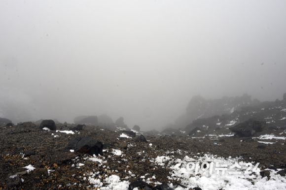 11일 백두산 북파지역에서 비안개에 모습을 감춘 백두산 천지의 모습. [사진=정소희 기자]