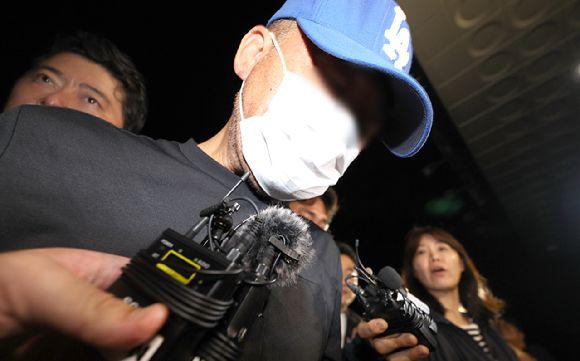대구에서 안전조치 여성을 살해하고 도주한 피의자가 범행 나흘 만에 세종시 조치원읍에서 경찰에 붙잡혀 15일 대구 성서경찰서로 들어서고 있다. 2025.6.15 [사진=연합뉴스]