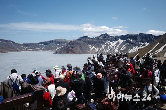 12일 오전 중국 지린성 연변 조선족 자치주 백두산 서파에서 관광객들이 천지를 바라보고 있다. [사진=정소희 기자]