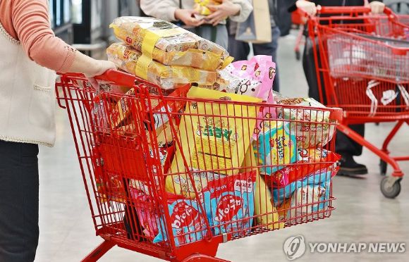 서울의 한 대형마트에서 장을 보는 시민. [사진=연합뉴스]