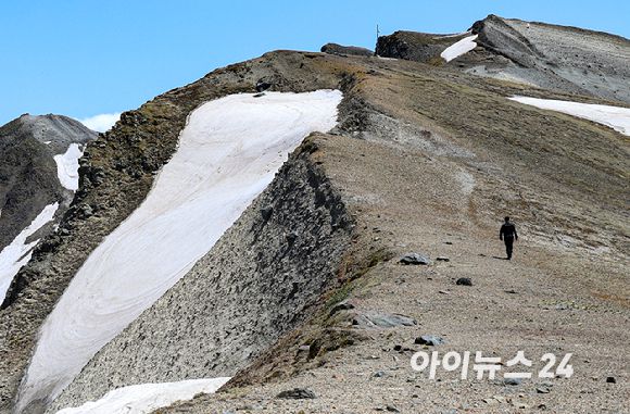 12일 오전 중국 지린성 연변 조선족 자치주 백두산 서파에서 바라본 북한령인 동파지역의 모습. [사진=정소희 기자]