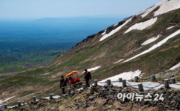 12일 백두산 서파를 통해 천지를 올라가는 1442개 계단길. 2인 1조의 가마꾼들이 승객을 싣고 나르는 모습을 쉽게 목격할 수 있다. 가격은 150~400위안 정도. [사진=정소희 기자]