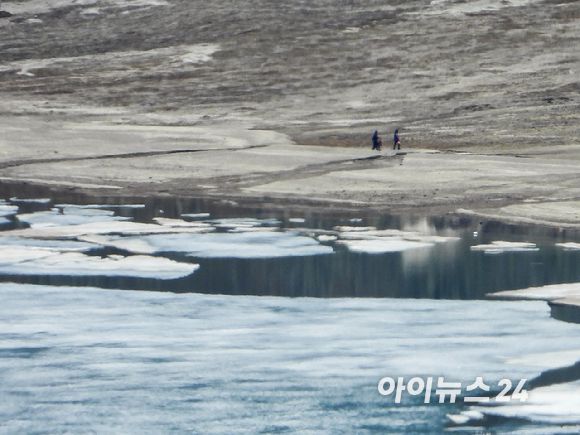 12일 오전 중국 지린성 연변 조선족 자치주 백두산 서파에서 바라본 북한령인 동파지역의 모습. [사진=정소희 기자]