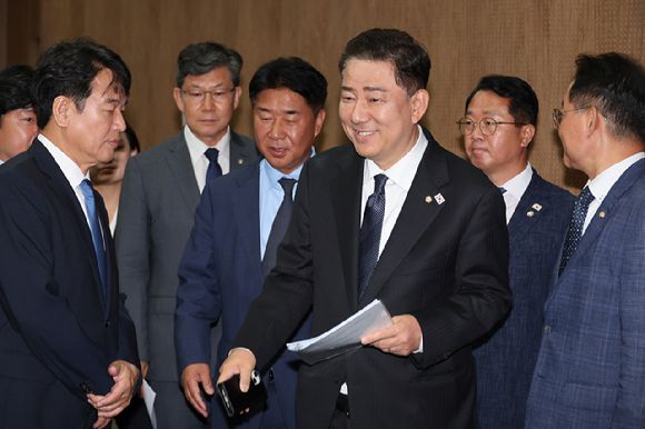 더불어민주당 김병기 신임 원내대표가 15일 서울 여의도 국회 소통관에서 원내대표단 인선을 발표하기 위해 기자회견장으로 들어서고 있다. 2025.6.15 [사진=연합뉴스]