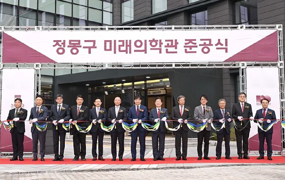 정몽구 미래의학관 준공식에서 정의선 현대차그룹 회장, 김재호 고려중앙학원 이사장, 김동원 고려대 총장, 승명호 교우회장 등 참석자들이 테이프커팅을 하고 있다. [사진=현대자동차그룹]