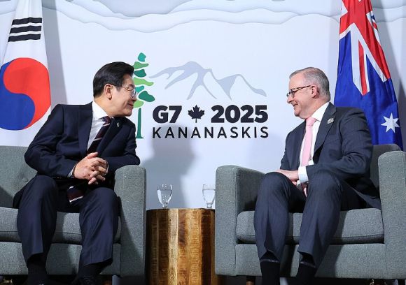 51차 주요 7개국(G7) 정상회의에 참석한 앤서니 앨버니지 호주 총리가 16일(현지시간) 캐나다 앨버타주 캘거리의 한 호텔에서 이재명 대통령과 한·호주 정상회담을 하며 발언하고 있다. [사진=연합뉴스]