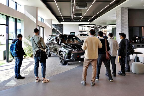 지난 11일 KGM 익스피리언스 센터 강남에서 전시된 차량을 둘러보고 있는 글로벌 대리점 관계자들. [사진=KG모빌리티]