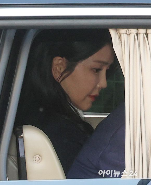 윤석열 전 대통령의 부인 김건희 여사의 입원 사유가 극심한 우울증 때문이라는 보도가 나왔다. 사진은 김 여사가 헌법재판소 파면 선고 일주일만인 11일 오후 서울 용산구 한남동 관저를 떠나고 있는 모습. [사진=정소희 기자]